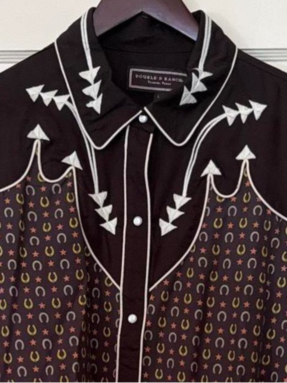 Double D Ranch Pearl Snap Blouse horseshoe print contrasting embroidery L NWOT - Picture 4 of 9